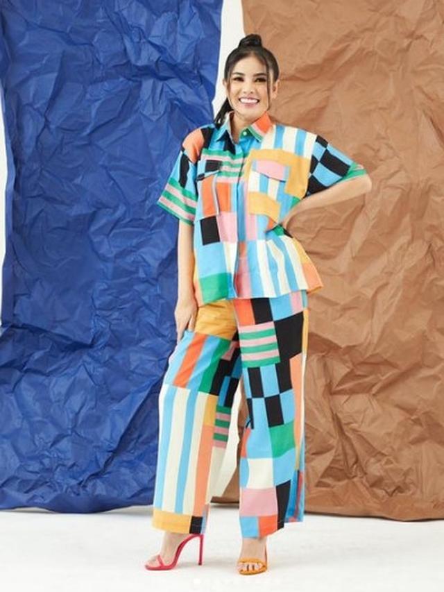 6 Penampilan Nindy Ayunda Berbalut Busana Penuh Warna dan Corak