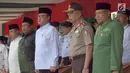 Menteri Dalam Negeri Tjahjo Kumolo, Ketua PBNU Said Aqil Siradj, menyanyikan lagu Indonesia Raya pada Apel Hari Santri Nasional 2017, di Tugu Proklamasi, Jakarta, Minggu (22/10). (Liputan6.com/Fery Pradolo)