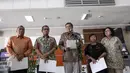 (Ki-ka) David Tobing, Agus Pambagyo, Agus Dwiyanto, Anis Hidayah, Zumrotin memberikan keterangan pers di Gedung Sekretariat Negara, Jakarta, Rabu (16/9). Sebanyak 72 orang lolos seleksi tes obyektif dan pembuatan makalah. (Liputan6.com/Faizal Fanani)