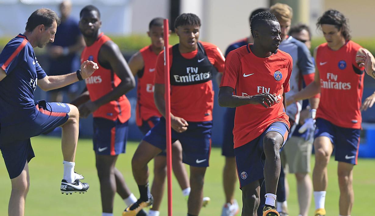 Gelandang PSG, Blaise Matuidi, bersama rekan-rekannya berlatih di Miami Shores, Florida, Senin (17/7/2017). PSG bersiap menghadapi turnamen International Champions Cup. (AP/Carl Juste)