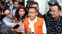 Terpidana kasus korupsi hambalang Anas Urbaningrum meninggalkan rutan KPK di Jakarta, Rabu (17/6/2015). Mantan Ketum Partai Demokrat itu dipindahkan penahanannya ke Lapas Sukamiskin, Bandung, Jawa Barat. (Liputan6.com/Helmi Afandi)