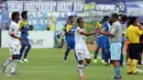 Sejumlah pemain Martapura FC dan Persiba memanfaatkan waktu jeda water break saat berlaga dalam lanjutan Piala Presiden 2015 di Stadion Si Jalak Harupat, Bandung, Minggu (9/6/2015). Persiba unggul 3-2 atas Martapura FC. (Liputan6.com/Helmi Fithriansyah)