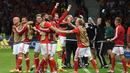 Para pemain dan Official Wales merayakan kemenangan timnya atas Belgia 3-1 pada perempat final Piala Eropa 2016 di Stade Pierre-Mauroy, Lille, Prancis, Sabtu (2/7/2016) dini hari WIB. (AFP/Paul Ellis)