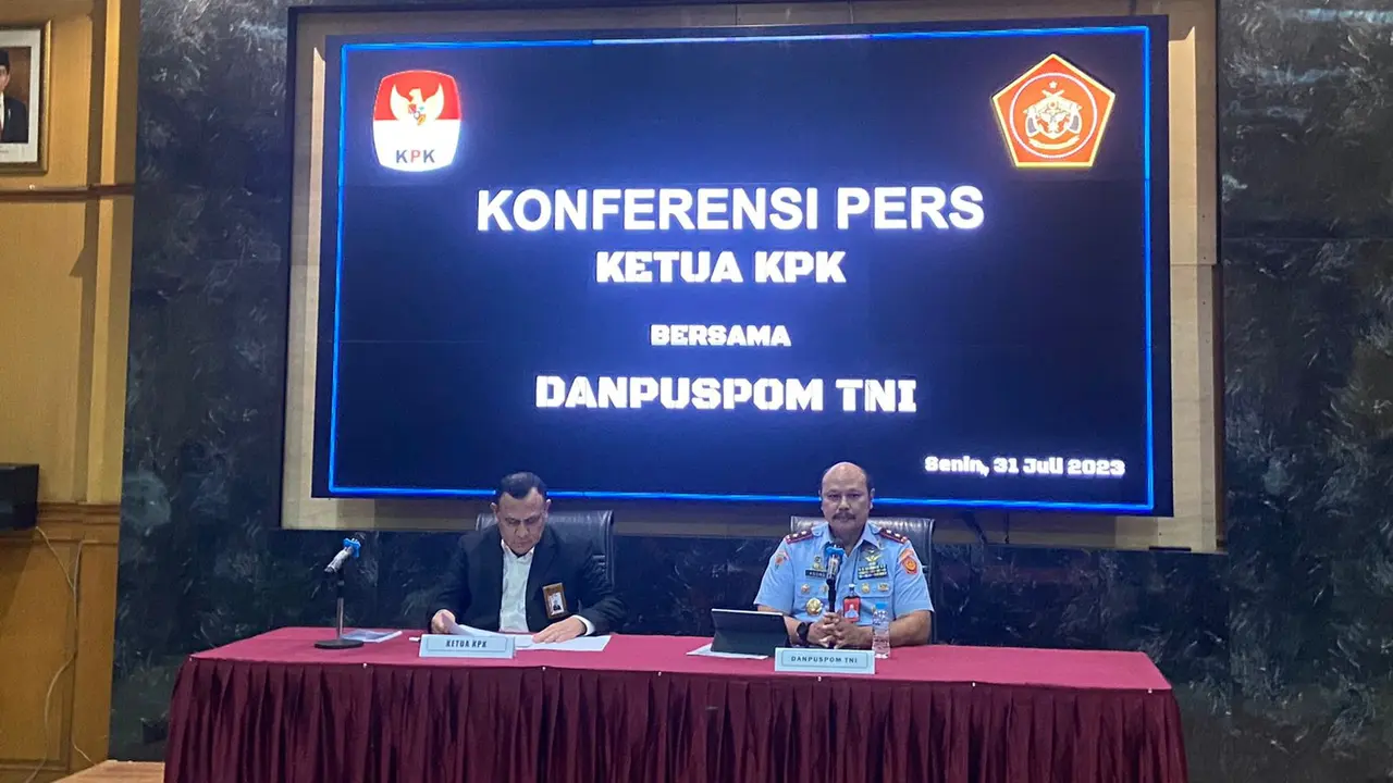 TNI dan KPK menggelar konferensi pers mengenai kasus korupsi di Basarnas.