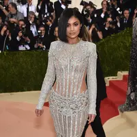 Bungsu dari keluarga Kardashian, Kylie Jenner nampak sederhana dan elegan ketika berpose didepan ribuan kamera paparazi saat acara Met Gala Red Carpet 2016. (AFP/Bintang.com)