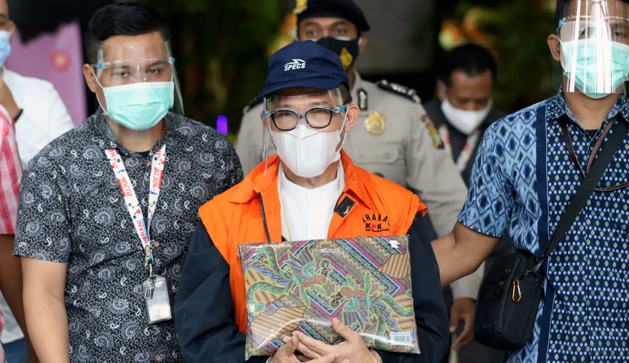 Wali Kota Dumai periode 2016-2021, Zulkifli Adnan Singkah (rompi oranye) usai mengikuti rilis penahanan di Gedung KPK, Jakarta, Selasa (17/11/2020). Zulkifli AS ditahan KPK terkait dugaan suap pengurusan Dana Alokasi Khusus Kota Dumai dalam APBN-P 2017-2018. (Liputan6.com/Helmi Fithriansyah)