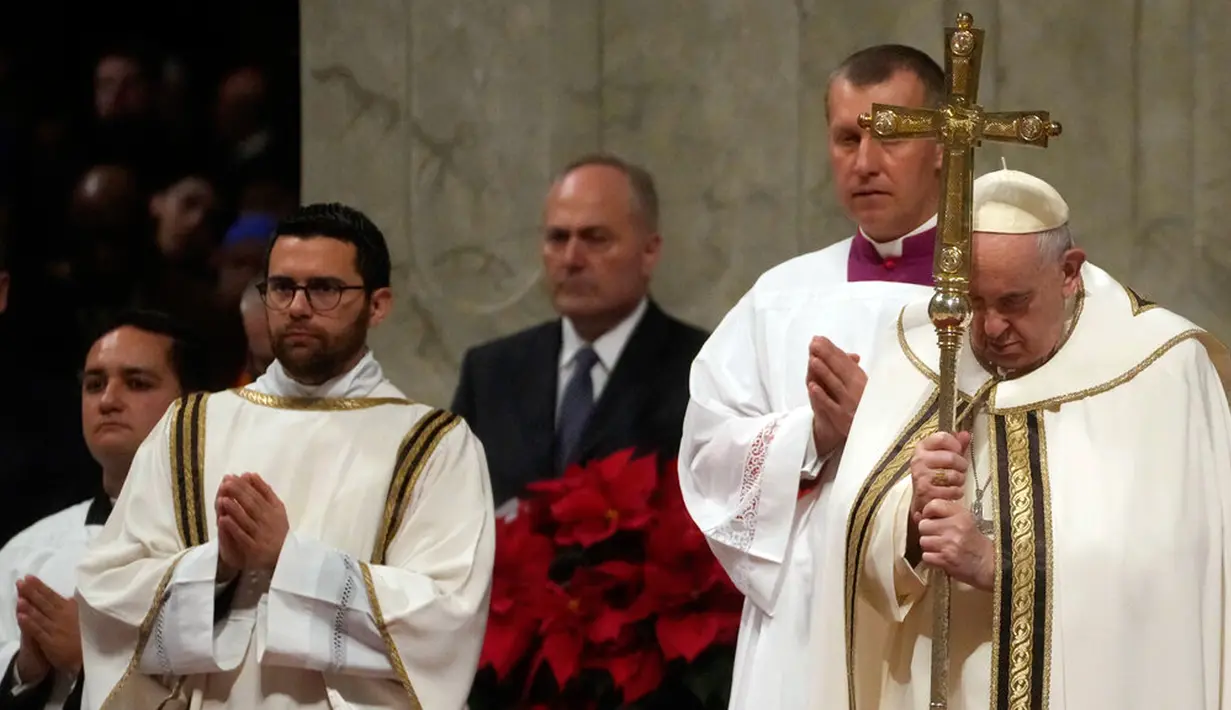 Paus Fransiskus memegang tongkat pastoralnya saat memimpin Misa Malam Natal di Basilika Santo Petrus, Vatikan, 24 Desember 2022. Perayaan itu dilakukan di tengah desas-desus tentang kesehatan Paus yang memburuk. (AP Photo/Gregorio Borgia)