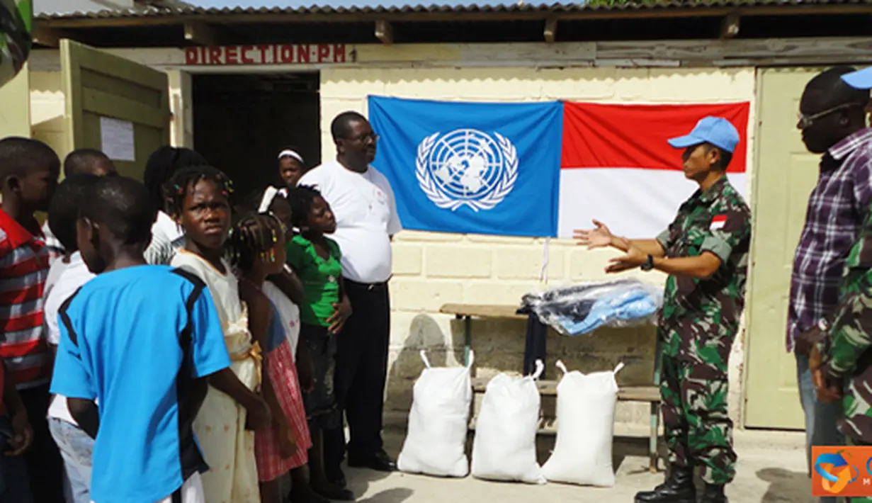 Citizen6, Haiti: Prajurit TNI yang tergabung dalam Satgas Kontingen Garuda XXXII-A/MINUSTAH memberikan bantuan seragam kepada sekolah dasar Centre Educative Foyer La Ghoite di Gonaives, Haiti, Minggu (12/8). (Pengirim: Badarudin Bakri)