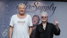 Grup musik Air Supply berpose seusai jumpa pers di kawasan Sudirman, Jakarta, Rabu (1/3). Air Supply menggelar konser yang di beri nama 40 th Anniversary - "Celebration of love" pada 3/3/2017 di Kota Kasablanka. (Liputan6.com/Herman Zakharia)