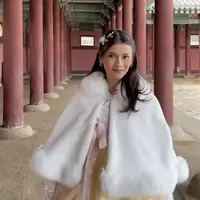 Sabrina mengenakan anting-anting Chanel. Dan mengaplikasikan blush on pink serasi dengan lipstiknya saat mengenakan hanbok. [@sabrinachairunnisa_]