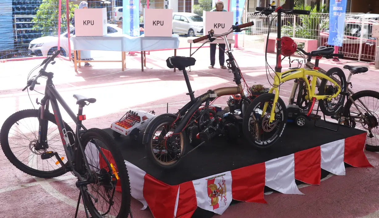 Sejumlah sepeda dan mobil mini menghiasi TPS 23 Pondok Jagung Timur dalam pelaksanaan Pilkada 2020 di Tangerang Selatan, Rabu (9/12/2020). TPS Pilkada Tangerang Selatan (Tangsel) itu menggunakan tema hobi dimana petugasnya mengenakan pakaian untuk bersepeda. (Liputan6.com/Angga Yuniar)