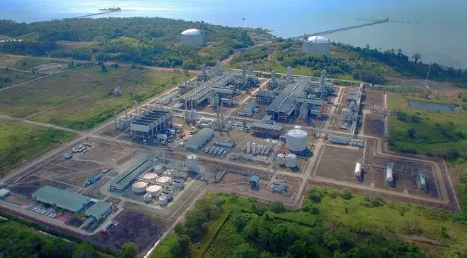 Fasilitas Kilang LNG Tangguh di Teluk  Bintuni Papua Barat. Saat ini sedang dilakukan konstruksi untuk menambah satu lagi train penghasil LNG sehingga kapasitas produksi bisa meningkat dari 7,6 mtpa menjadi 11,4 mtpa.