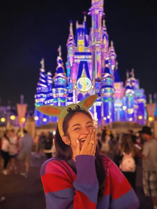 Aura kecantikan Enzy Storia kian terpancarkan saat ia tersenyum. Aktris kelahiran 10 Agustus 1992 memang memiliki paras yang menawan apalagi dengan sunggingan senyum yang ada di wajahnya. Tak heran, foto Enzy ini panen pujian dari netizen. (Liputan6.com/IG/@enzystoria)