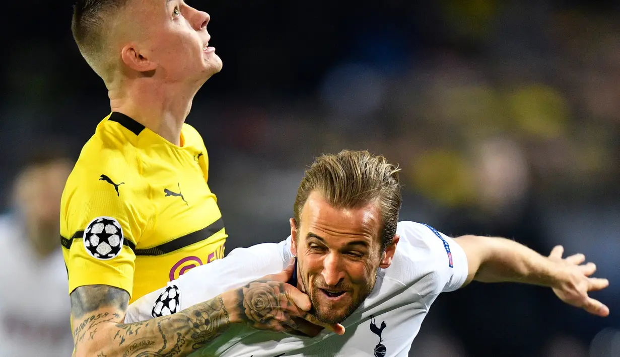 Penyerang Borussia Dortmund Marius Wolf (kiri) memegangi penyerang Tottenham Hotspur Harry Kane saat bertanding pada leg kedua babak 16 besar Liga Champions di Stadion BVB, Dortmund, Jerman, Selasa (5/3). (AP Photo/Martin Meissner)