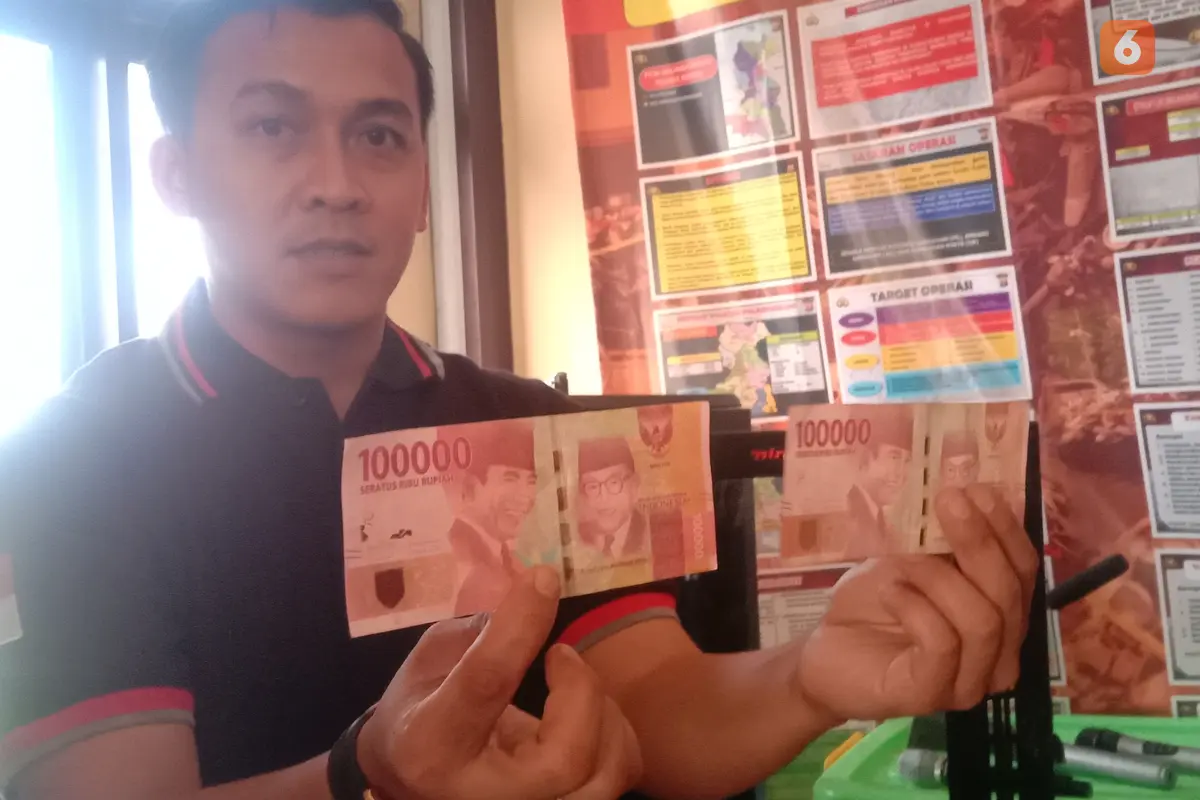 Kasatreskrim Polres Serang, AKP Dedi Mirza, Menunjukkan Barang Bukti Uang Palsu. (Rabu, 28/09/2022). (Yandhi Deslatama/Liputan6.com).