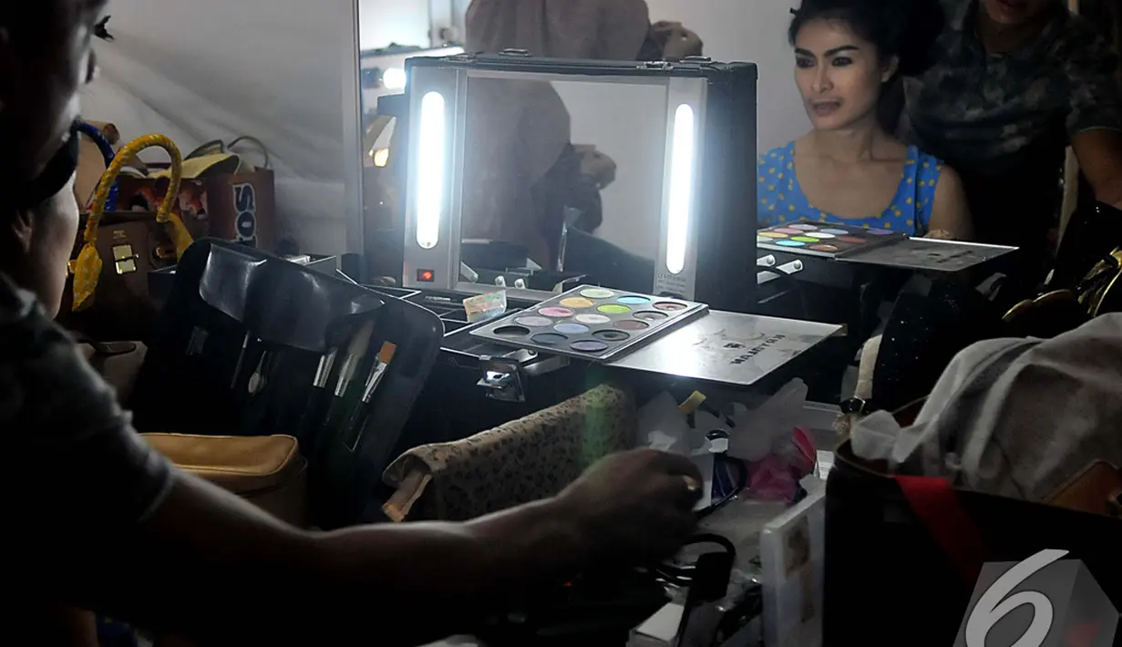 Iis Dahlia memperhatikan hasil riasan wajahnya di Ruang make up ajang SCTV Awards 2014. Foto diambil pada Sabtu (29/11/2014). (Liputan6.com/Johan Tallo)