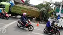 Kondisi truk bermuatan pasir yang menabrak lampu merah di Jalan Pejompongan, Jakarta, Minggu (14/6/2015) dini hari. Meski tidak menimbulkan korban jiwa, kecelakaan yang dipicu rem blong tersebut menyebabkan kemacetan. (Liputan6.com/Helmi Afandi)