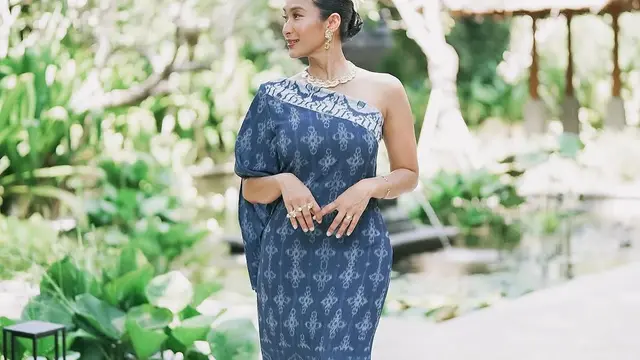 Wajahnya Awet Muda, Intip Potret Cantik Happy Salma saat Kenakan Gaun Batik Panjang