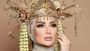 Tidak hanya mengenakan adat Minang, Imel juga sempat mengganti busana serta hiasan kepalanya dengan pengantin Betawi modern yang nggak kalah cantik.(instagram.com/aldiphotoofficial)