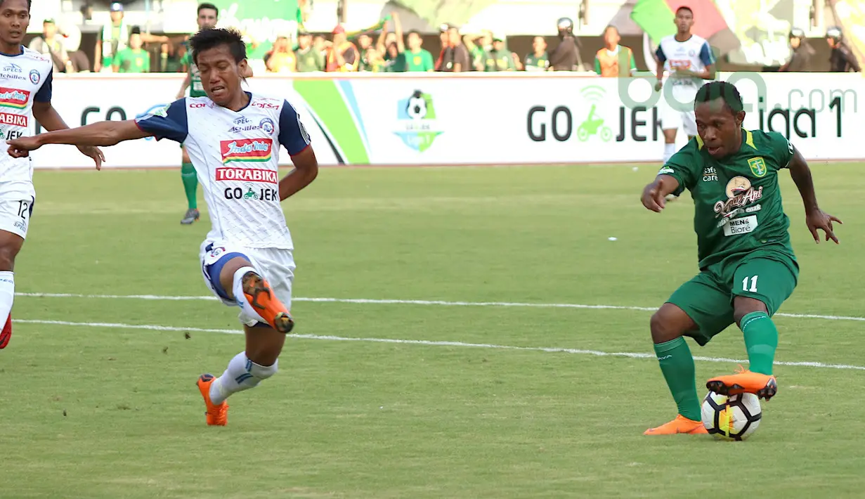 Pemain Persebaya Surabaya, Feri Pahabol mencoba melakukan tembakan ke gawang Arema FC pada lanjutan Liga 1 Indonesia 2018 di Stadion Gelora Bung Tomo, Surabaya (6/5/2018). Persebaya Surabaya menang tipis 1-0. (Bola.com/Aditya Wany)