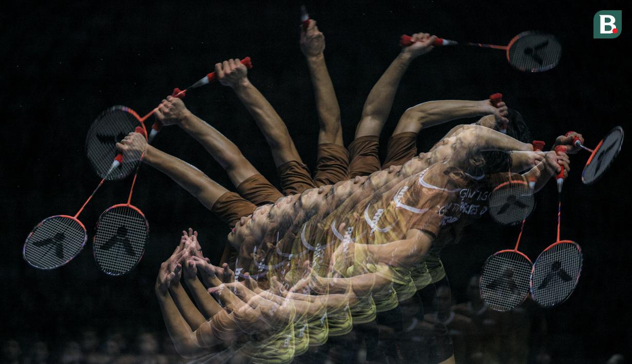 Foto multiple exposure pebulu tangkis Indonesia, Anthony Ginting dari tim Hurricanes saat melakukan pukulan smash ke arah pebulu tangkis Jepang, Kodai Naraoka dari tim Rockets dalam laga tunggal putra Badminton XL 2025 di Istora Senayan, Jakarta, Minggu (05/10/2025). (Bola.com/Bagaskara Lazuardi)