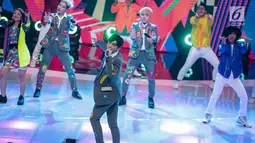 Aksi boyband Korea, GTI saat berkolaborasi dengan pedangdut Siti Badriah dalam acara Indonesian Dangdut Awards 2018 di Studio 5 Indosiar, Jakarta, Jumat (12/10). Mereka membawakan lagu Lagi Syantik. (Liputan6.com/Faizal Fanani)