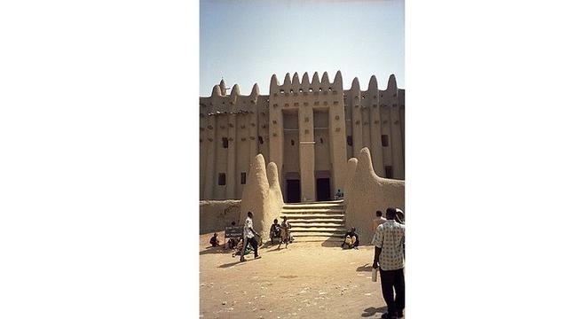 Pintu masuk ke masjid Djinguereber