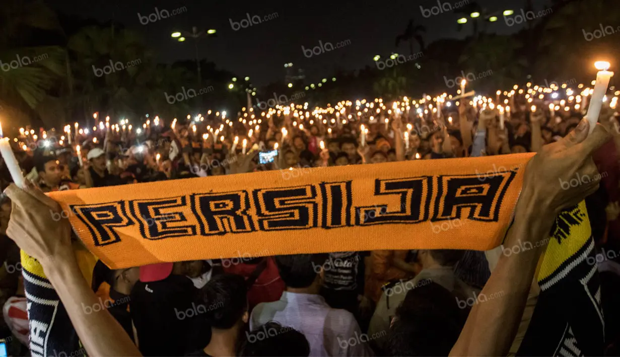 Para suporter Persija, The Jakmania, melakukan aksi seribu lilin dan tabur bunga untuk mengenang anggotanya Muhammad Fahreza yang meninggal diduga akibat tindak kekerasan di SUGBK, Jakarta, Senin (16/5/2016).  (Bola.com/Vitalis Yogi Trisna)