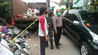 Petugas Kebersihan menemukan jasad bayi di tumpukan sampah di Depok. (Liputan6.com/Dicky Agung Prihanto)