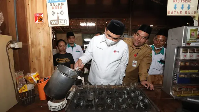 Wagub Jateng Taj Yasin Maemoen mengunjungi peternakan di Blora. Peternak membuat jamu untuk menangkal penularan PMK. (Foto: Liputan6.com/Humas Pemprov Jateng)