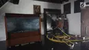 Sejumlah petugas pemadam kebakaran melakukan pendinginan pascaterbakarnya Museum Bahari di Jalan Pasar Ikan, Penjaringan, Jakarta Utara, Selasa (16/1). Api melahap Gedung A Blok 1 dan 2 dan Gedung C Blok 1 dan 2. (Liputan6.com/Arya Manggala)