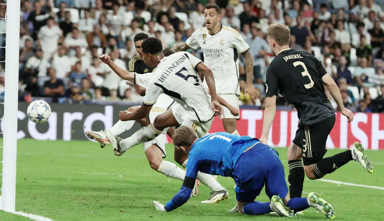 Pemain Real Madrid, Jude Bellingham, mencetak gol ke gawang Union Berlin dalam matchday 1 Grup C Liga Champions 2023/2024, di Stadion Santiago Bernabeu, Madrid, Rabu (20/9/2023). Bellingham menjadi pahlawan berkat gol semata wayangnya. (AFP/Thomas Coex)