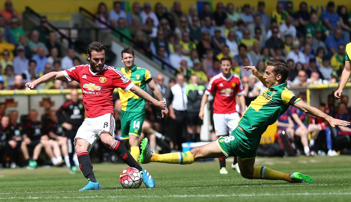Pemain MU, Juan Mata, berusaha melakukan tembakan ke arah gawang Norwich City dalam lanjutan Premier League, di Stadion Carrow Road, Norwich, Sabtu (7/5/2016). (AFP/Justin Tallis))