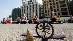 Warga Lebanon berlatih yoga selama acara khusus "108 Sun Salutations" di ibukota Martir Beirut (22/10). (AFP Photo/Anwar Amro)