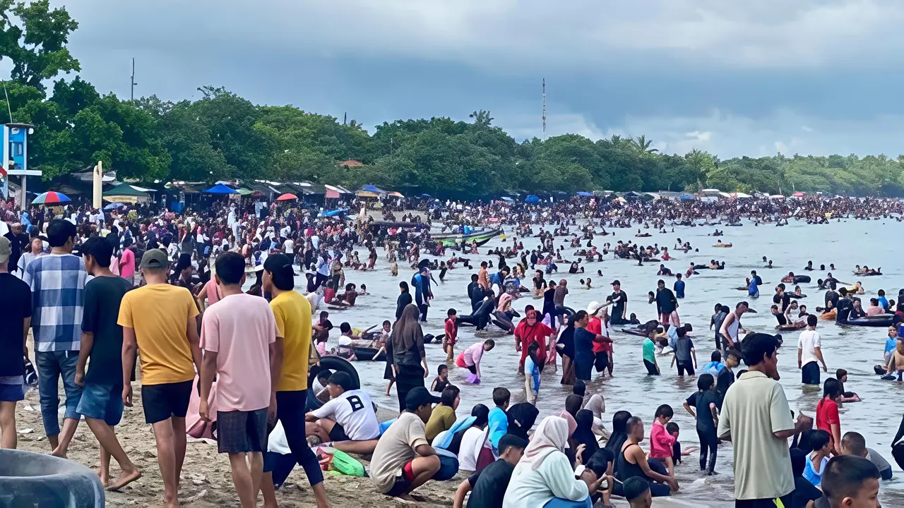 Kondisi Pantai Anyer saat libur Lebaran