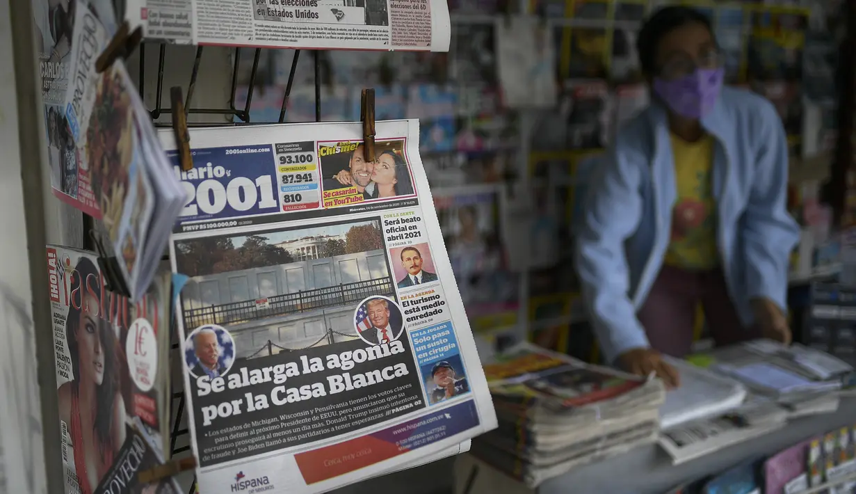 Halaman depan surat kabar Venezuela Diario 2001 memuat tajuk utama dalam bahasa Spanyol: "Penderitaan berkepanjangan untuk Gedung Putih" sehari setelah pemilihan umum AS di kios surat kabar di Caracas, Rabu (4/11/2020). (AP Photo/Matias Delacroix)