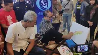 Pelukis disabilitas Sabar Subadri sedang live painting bersama Gubernur Jateng Ganjar Pranowo. Foto: Tangkapan layar Instagram @sabarsubadri.