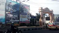Gapura utama pintu masuk Uniga, di Jalan Samarang-Garut, Jawa Barat nampak terlihat megah (Liputan6.com/Jayadi Supriadin)