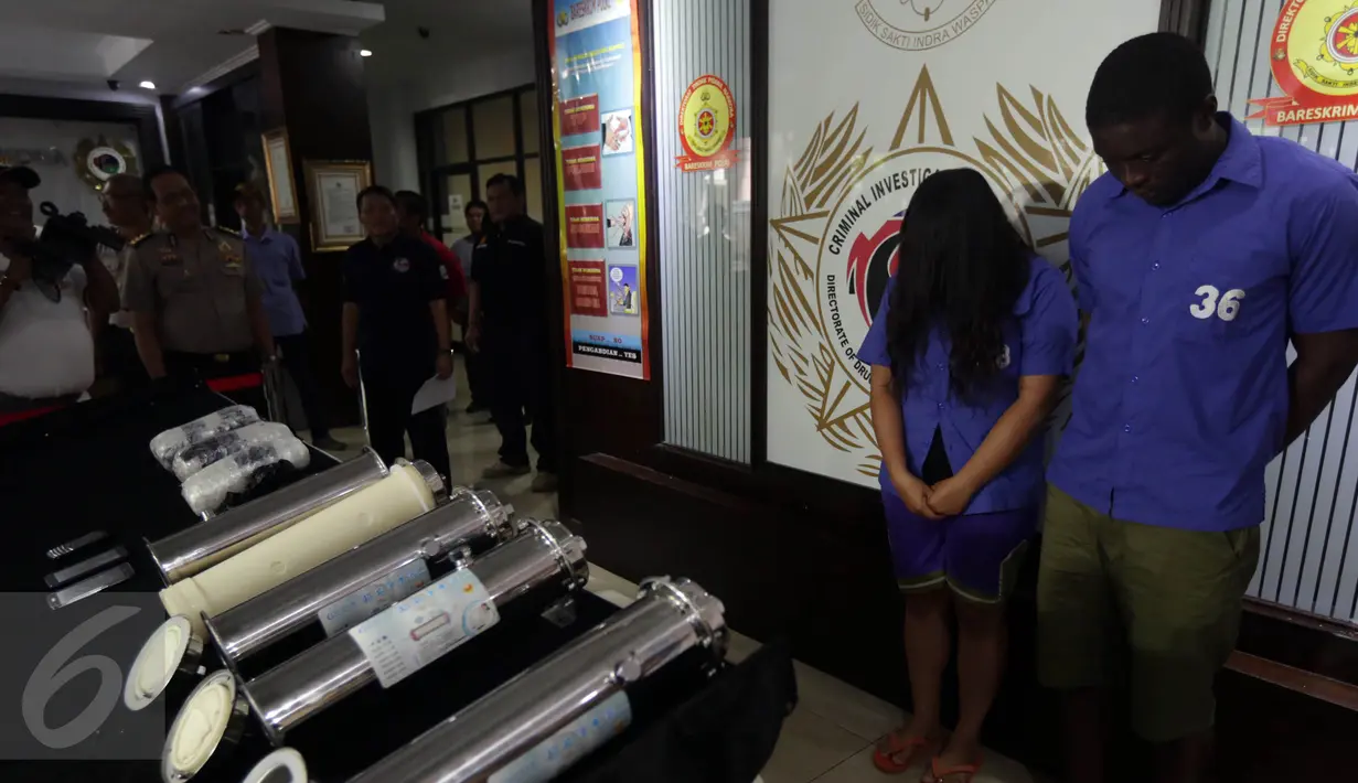 Dua tersangka  sindikat internasional peredaran narkotika jenis sabu jaringan Afrika, China dan Jakarta dengan modus penyelundupan dalam tabung penyaring air di Direktorat Tipid Narkoba, Mabes Polri, Jakarta, Selasa (3/5). (Liputan6.com/Johan Tallo)