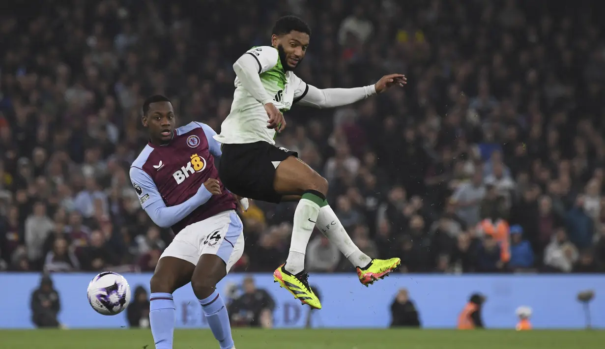 Penyerang Aston Villa Jhon Duran berebut bola dengan bek Liverpool Joe Gomez pada laga pekan 37 Liga Inggris 2023/2024 di Villa Park, Selasa (14/5/2024) dini hari WIB. (AP Photo/Rui Vieira)