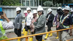 Anggota Komisi V DPR melakukan kunjungan kerja di Stasiun MRT Bundaran HI, Jakarta, Kamis (6/4). Dalam kunjungan kerja tersebut para anggota komisi V DPR melihat progres pembangunan stasiun MRT Bunderan HI. (Liputan6.com/Faizal Fanani)