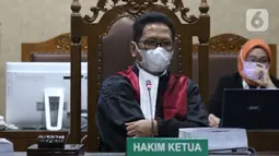 Majelis Hakim Pengadilan Tipikor Jakarta mengenakan masker saat menyimak pembacaan tuntutan terhadap Gubernur nonaktif Kepulauan Riau (Kepri) Nurdin Basirun, Rabu (18/3/2020). JPU KPK menuntut Nurdin Basirun dengan hukuman enam tahun penjara serta denda Rp250 juta. (Liputan6.com/Helmi Fithriansyah)