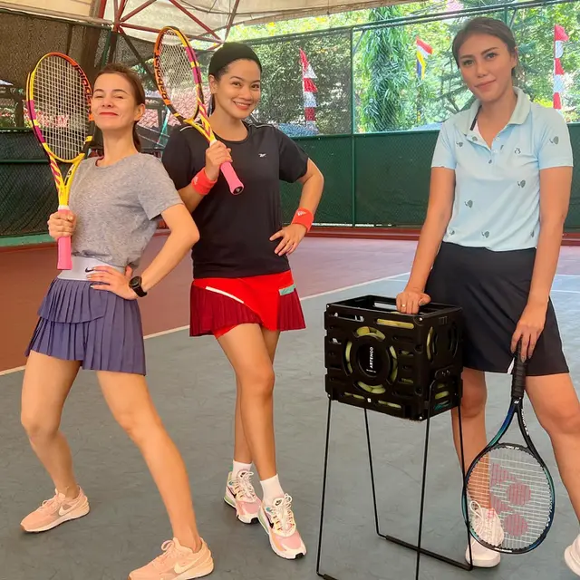 Ketagihan Olahraga, Ini 7 Potret Seru Titi Kamal Main Tenis Hingga Zumba