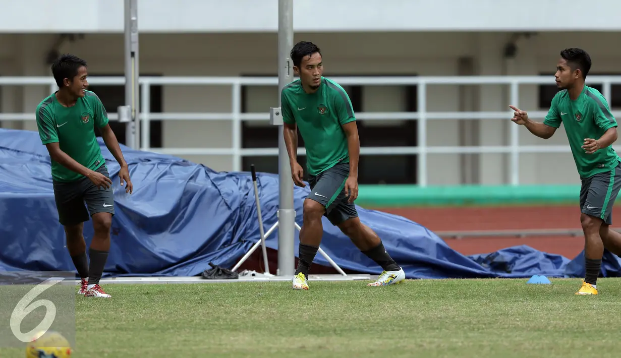 Gunawan DC (tengah) bersama Andik Vermansyah (kanan) dan Bayu Gatra melakukan pemanasan saat latihan jelang leg 1 Semifinal Piala AFF 2016 melawan Vietnam di Stadion Pakansari, Bogor, Rabu (30/11). (Liputan6.com/Helmi Fithriansyah)