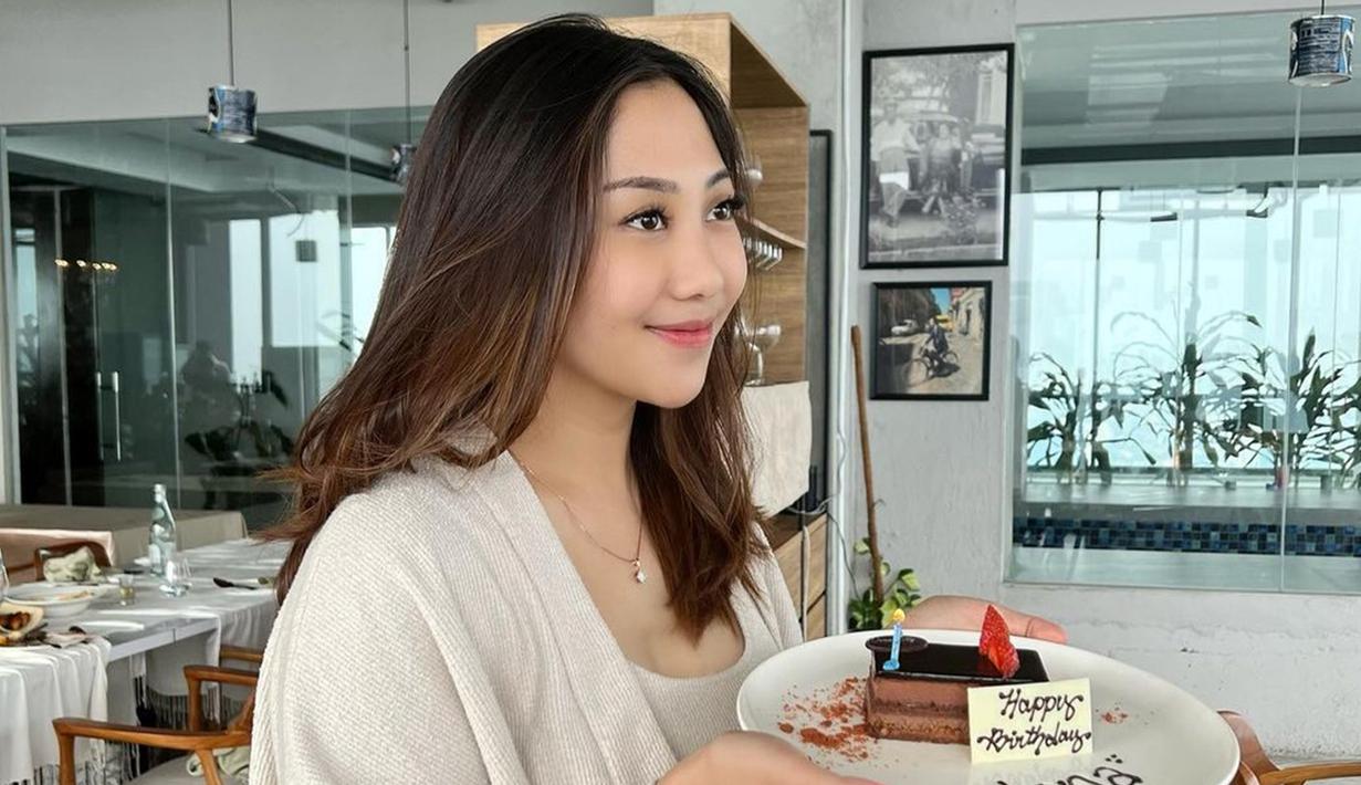 Genap berusia seperempat abad, penampilan Winona pun tuai pujian. Di usianya tersebut, adik artis ini sudah menyandang status istri dan ibu dari satu anak. Tubuhnya pun mencuri perhatian lantaran sudah kembali langsing dan pamer body goals setelah melahirkan 2 bulan lalu. (Liputan6.com/IG/@nonawilly16)