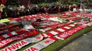 Karangan bunga berikut syal diletakkan di luar Stadion Anfield, Liverpool, Inggris, sebagai bentuk pemghormatan usai pemain sepak bola asal Portugal Diogo Jota yang dinyatakan meninggal dunia pada Kamis (3/7/2025). (Paul BARKER/AFP)