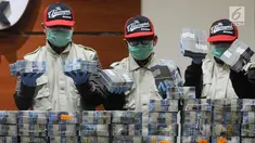 Penyidik KPK menunjukan uang pecahan Rp 50 ribu dihadapan Wartawan hasil pengembangan Operasi Tangkap Tangan di Walikota Kendari Sulawesi Tenggara (Sultra) di gedung KPK, Jakarta, Jumat (9/3). (Merdeka.com/Dwi Narwoko)