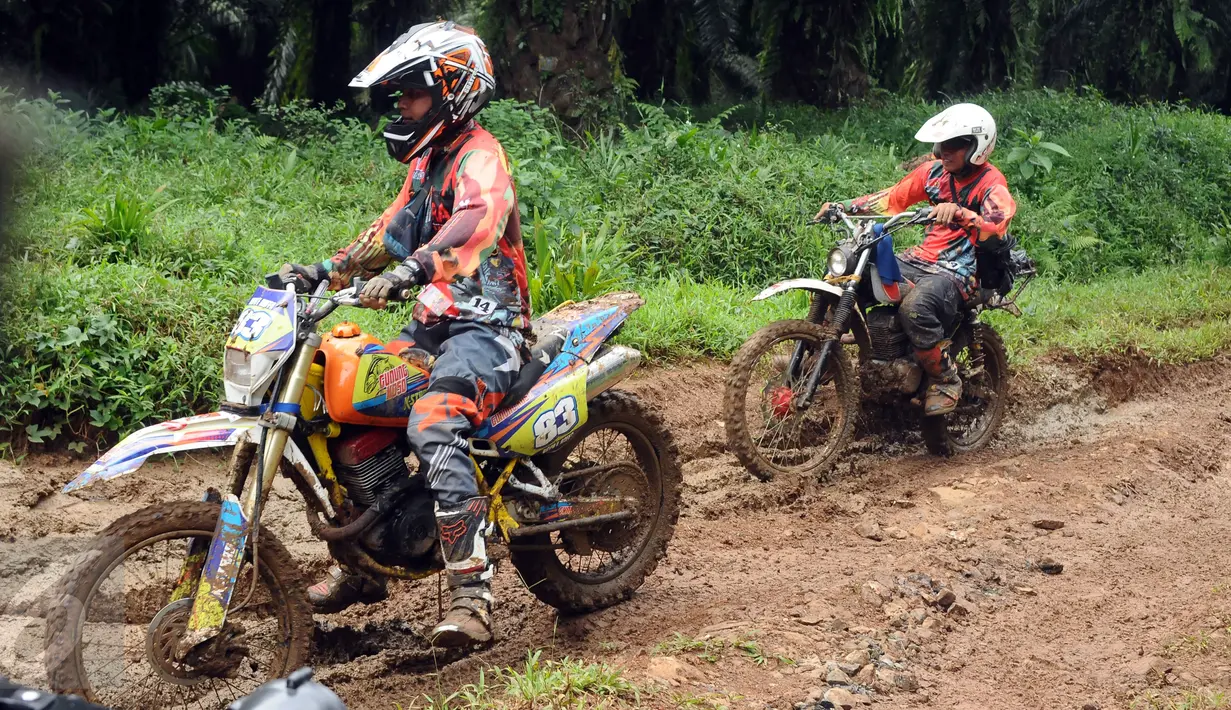 Peserta Komando Trail Adventure (Kotra) 2 mencoba menaklukkan lintasan berlumpur di kawasan Kebun Kelapa Sawit, Bogor, Jawa Barat, Sabtu (8/4). Acara ini bagian perayaan HUT Kopassus ke-65 dan diikuti ribuan kroser. (Liputan6.com/Helmi Fithriansyah) 