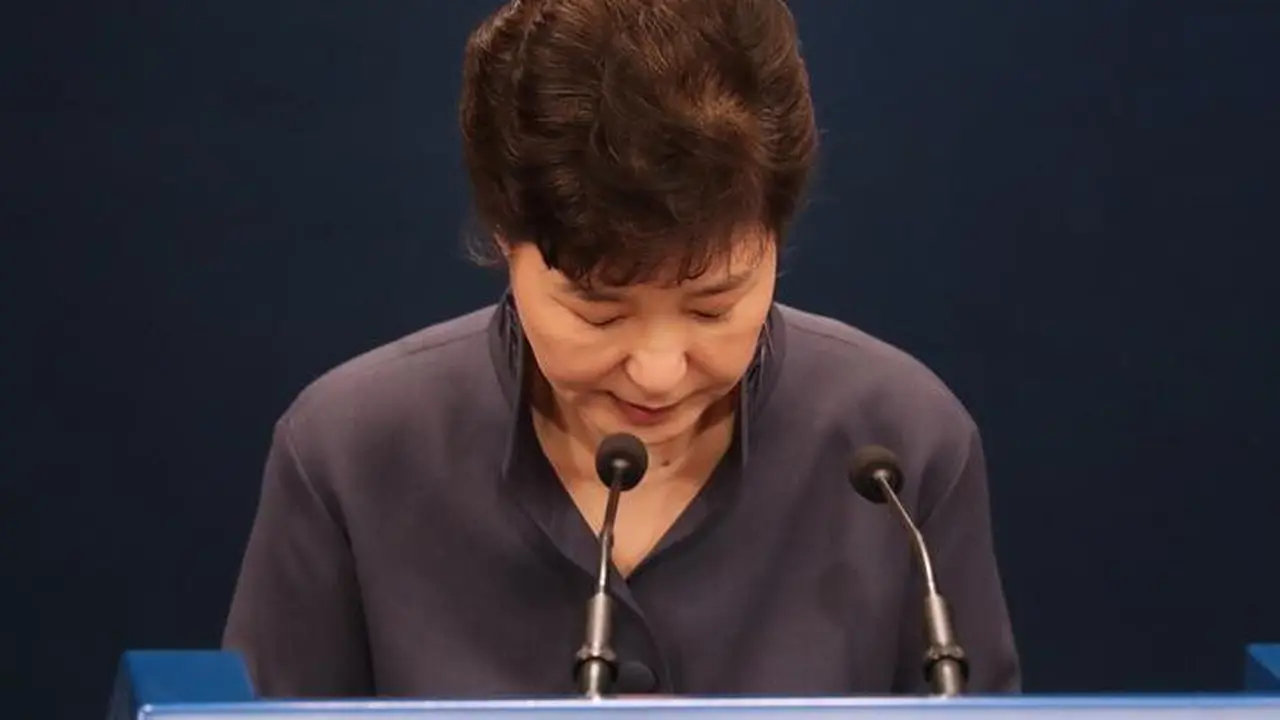 Presiden Korsel, Park Geun-hye membungkuk sebagai wujud permintaan maafnya kepada rakyat