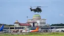 Pesawat dan helikopter dikerahkan secara intensif untuk distribusi logistik dan evakuasi, terutama ke daerah yang akses daratnya terputus. Tampak dalam foto, sebuah helikopter kembali ke pangkalan setelah mengirimkan bantuan kepada korban banjir, di Pangkalan Tentara Nasional Indonesia (TNI) Angkatan Udara (AU) di Blang Bintang, Provinsi Aceh, pada Minggu 7 Desember 2025. (Chaideer MAHYUDDIN/AFP)